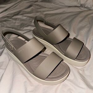 Crocs Women’s Brooklyn Low Wedges, Platform Sandals, sz 9